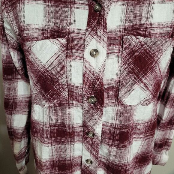 Woman's long sleeve button up Shacket - Picture 4 of 7